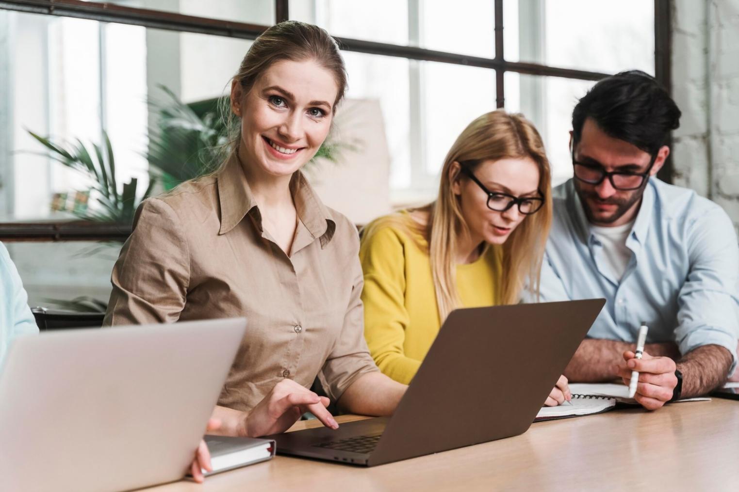 Familie beim gemeinsamen Planen der Haushaltsfinanzen