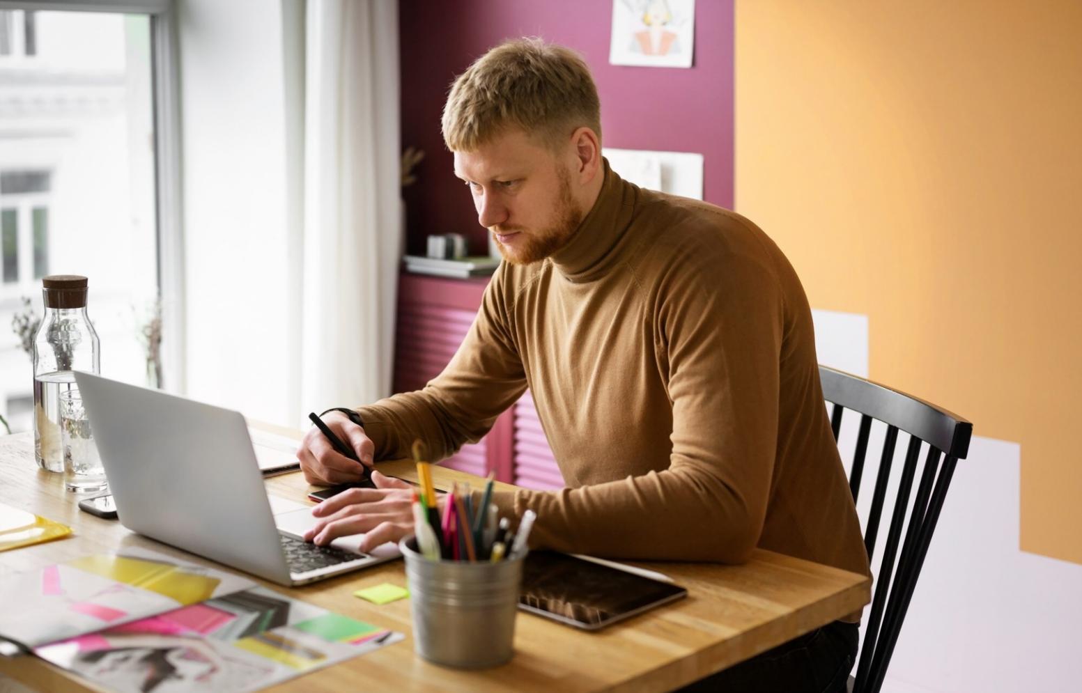 Budgetplanung mit Taschenrechner und Notizen