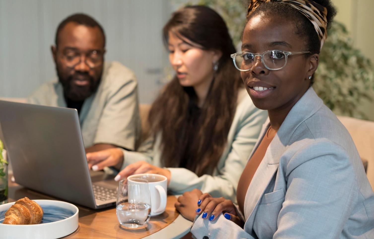 Finanzplanung am Schreibtisch mit Dokumenten und Laptop